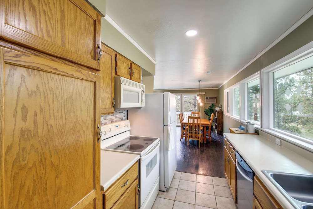 Pet friendly Montana Abode w Balcony & Fireplace — hotel in Stevensville