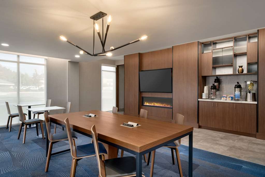 La Quinta Inn & Suites by Wyndham Springfield - photo 40