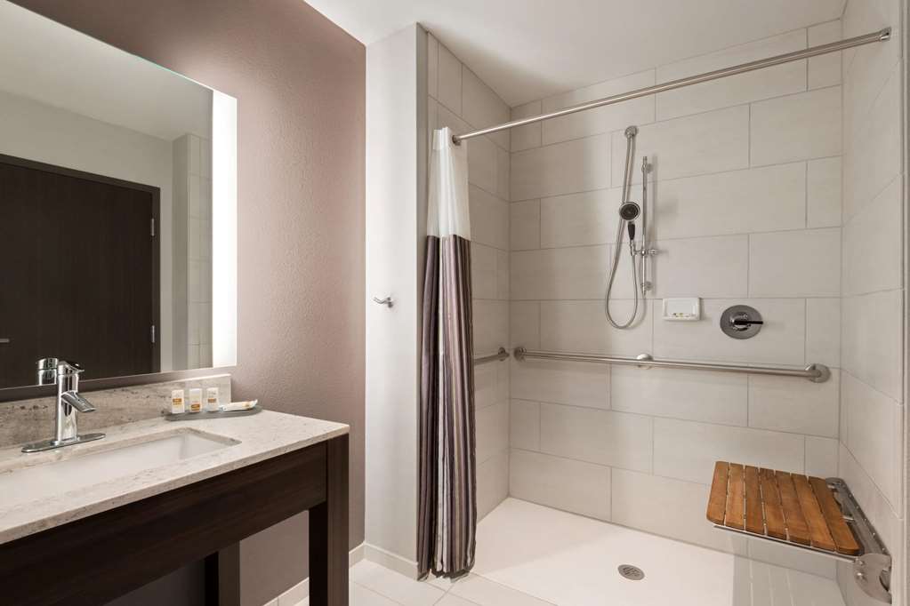 La Quinta Inn & Suites by Wyndham Orlando IDrive Theme Parks - photo 22