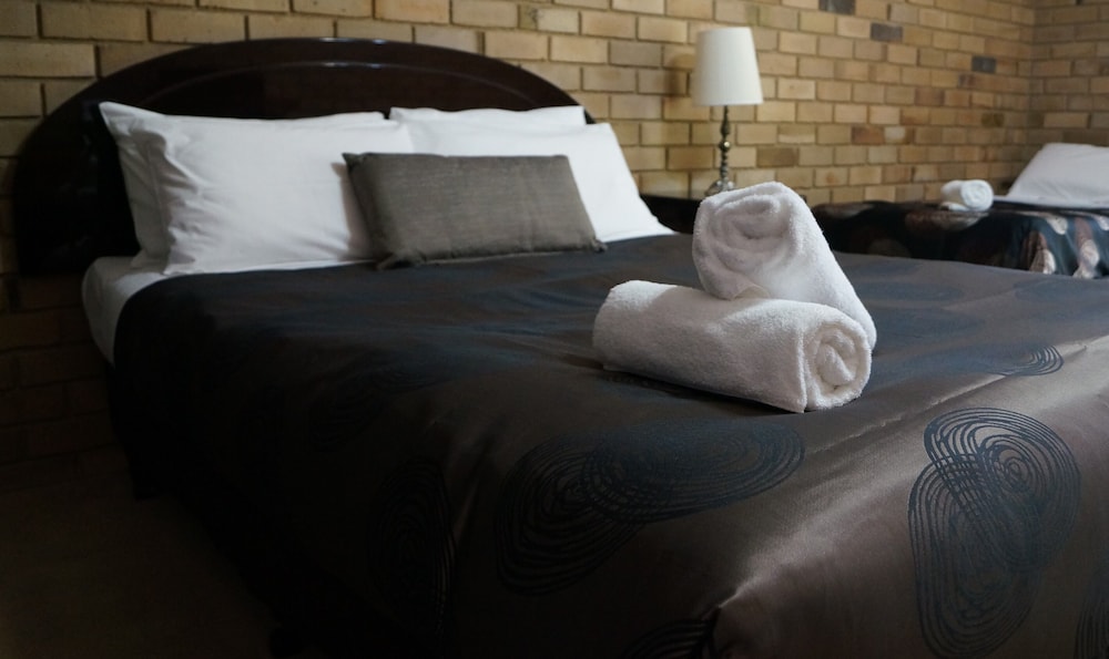 Magdala Motor Lodge & Lakeside Restaurant — 4-Star Luxury Hotel in Stawell, Australia