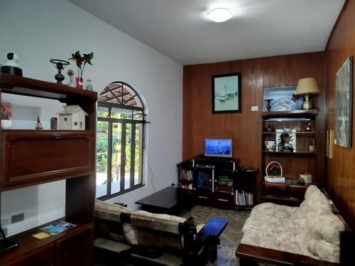 Refúgio em meio a montanhas com cachoeira e praia in Caraguatatuba, Brasil