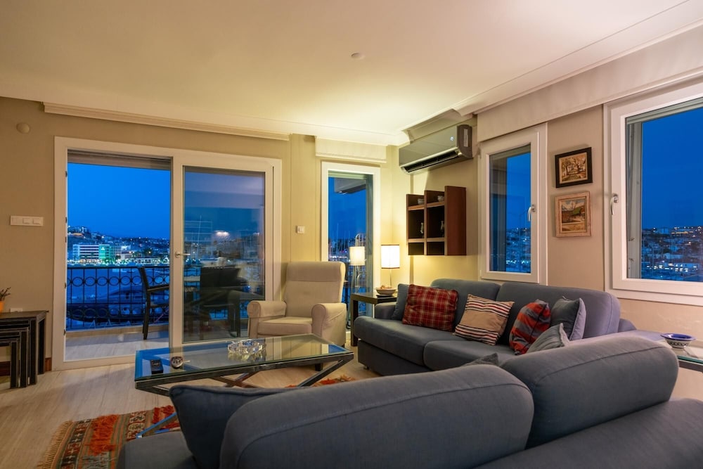 Flat w Sea View Balcony 3 min to Cesme Marina — 4-Star Luxury Hotel in Cesme, Turkey