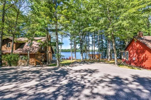 The Loons Nest & The Nut House — 4-Star Luxury Hotel in Eagle River, United States