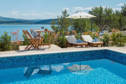 Seafront Villa Noah with heated pool — 4-Star Luxury Hotel in Pridraga, Croatia