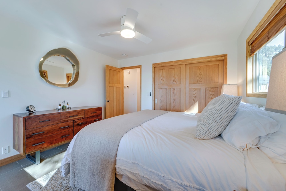 4 Mi to Slopes Hot Tub Haven with Lake Tahoe Views — 4-Star Luxury Hotel in Incline Village, United States