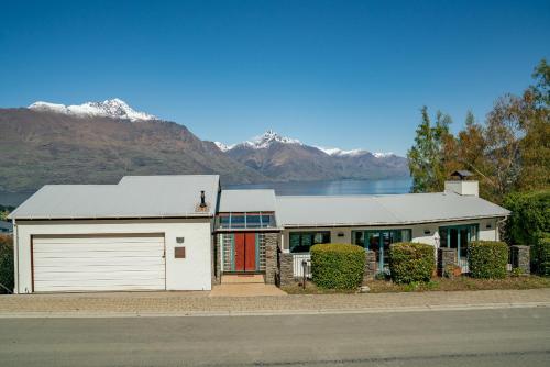 Deja Vu Queenstown Holiday Home — 4-Star Luxury Hotel in Queenstown, New Zealand