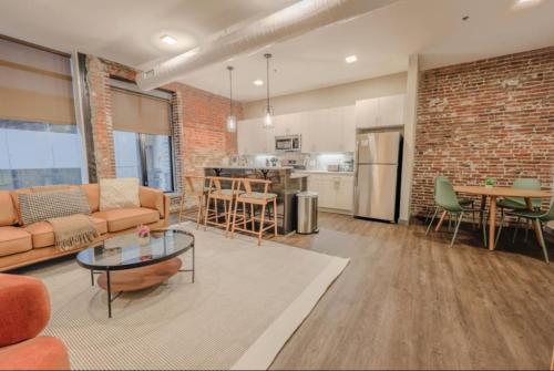 Chic Modern 2 bed Apartment with Exposed Brick — 4-Star Luxury Hotel in Boston, United States