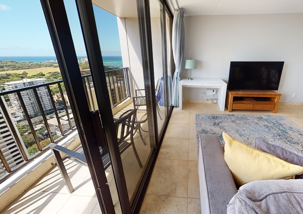 Sleek & Modern 32nd Floor Condo at the Waikiki Banyan Free parking by Koko Resort Vacation Rentals - photo 26