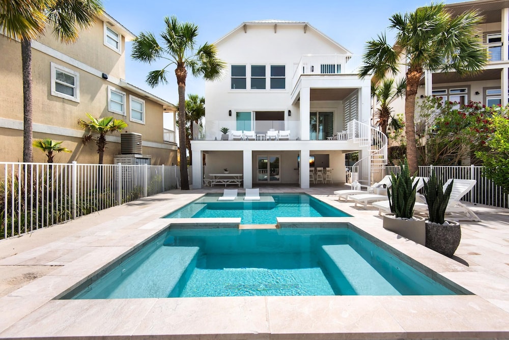 What a beach in Navarre, United States
