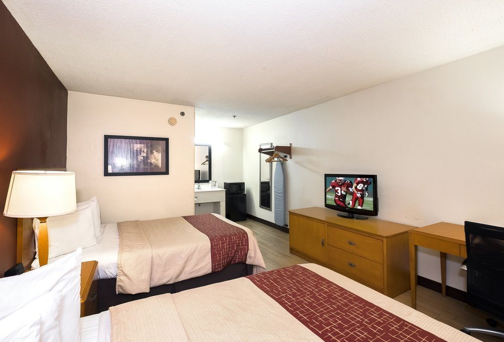 Cedar Rapids Inn - photo 5