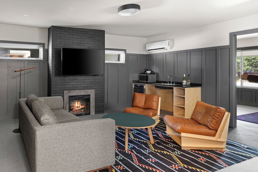 The Coachman Hotel - photo 40