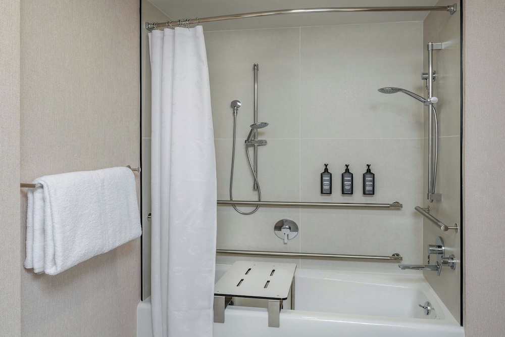 Sheraton Commander Hotel - photo 27