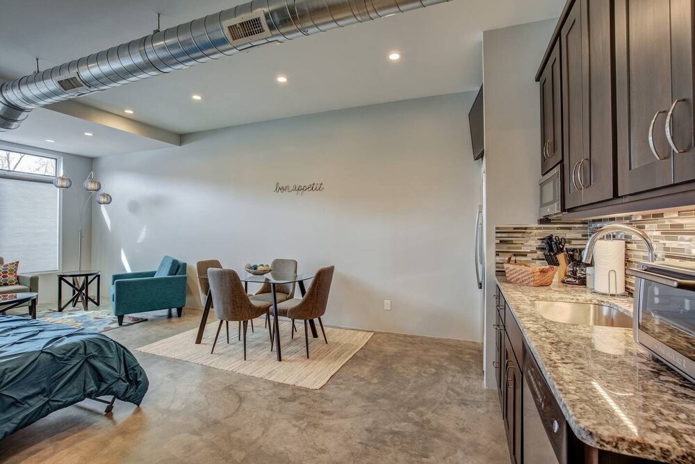 1BD Studio Downtown Close to Hiking W ac - photo 2
