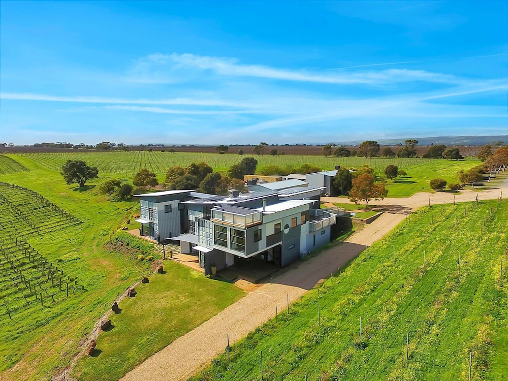 Hotel California Road at Inkwell Wines — hotel in Mclaren Vale