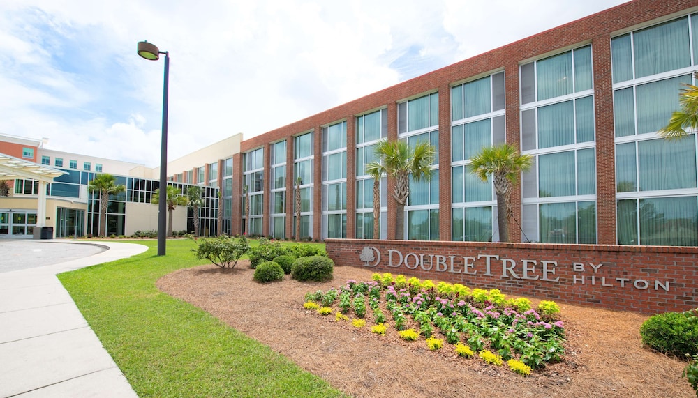 DoubleTree by Hilton Hotel & Suites Charleston Airport in North Charleston, United States