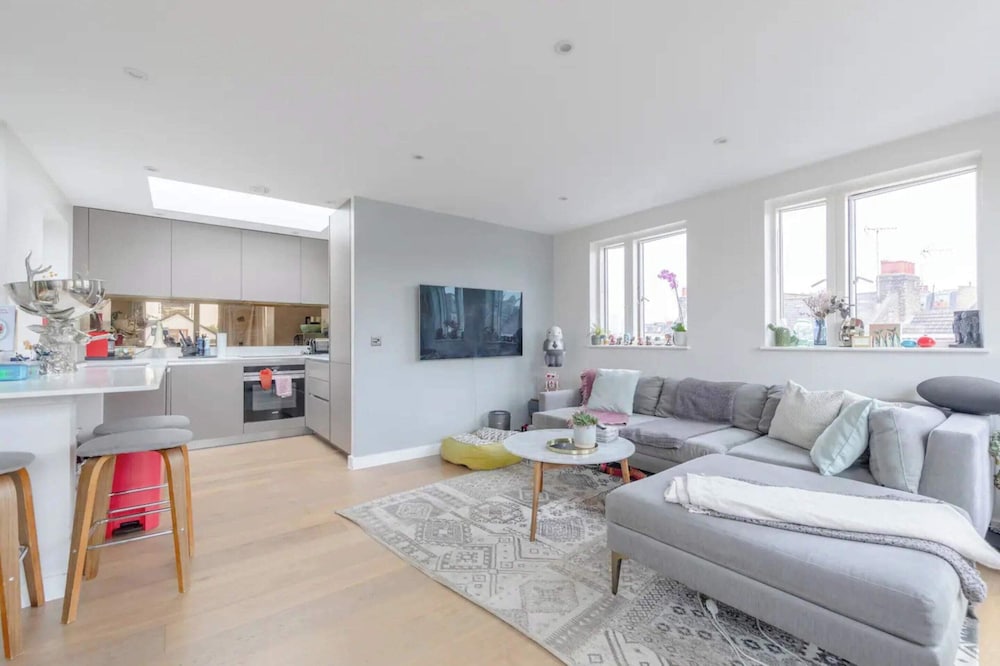 Sleek & Spacious 2BD Flat Clapham — 4-Star Luxury Hotel in London, United Kingdom
