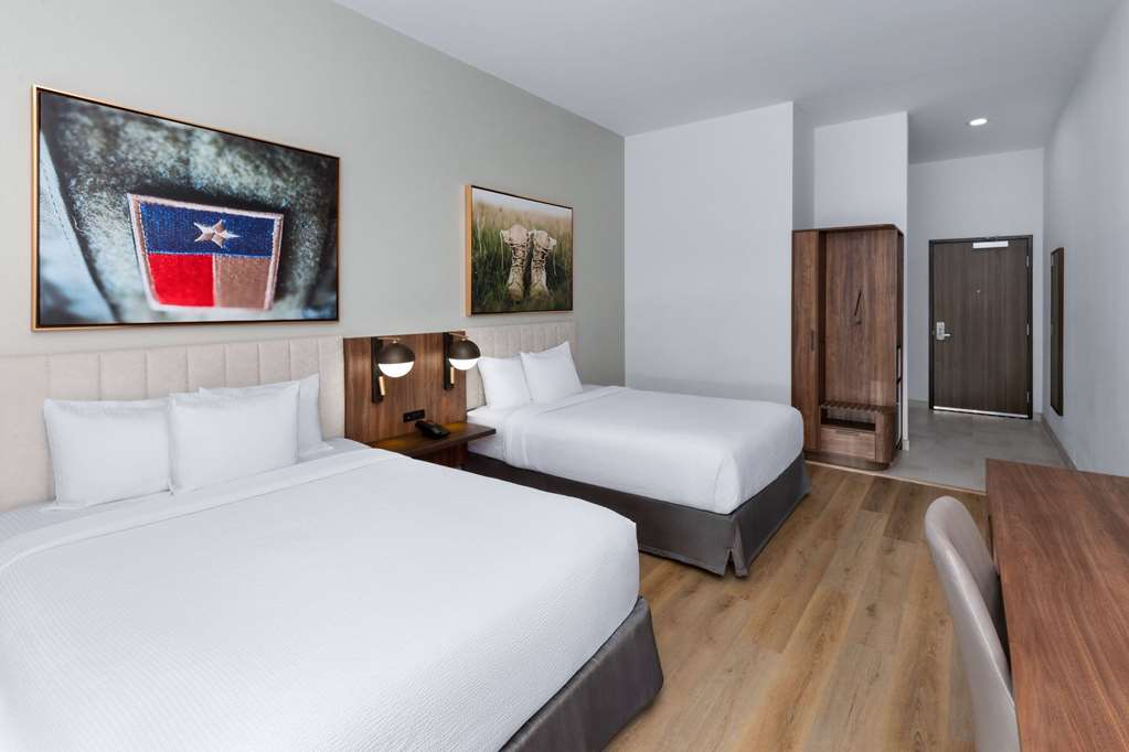La Quinta Inn & Suites by Wyndham San Antonio at the RIM - photo 17
