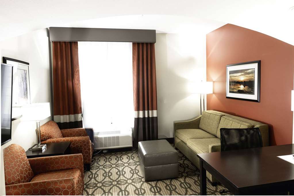 La Quinta Inn & Suites by Wyndham Starkville at MSU - photo 22
