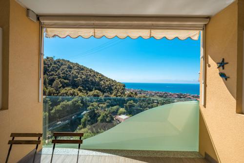 Appartamento Incantevole Con Piscina — 4-Star Luxury Hotel in Vallecrosia, Italy
