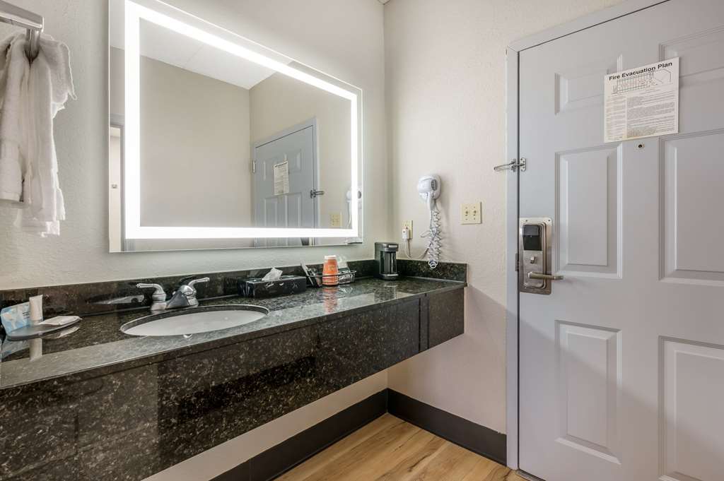 Clarion Pointe Louisville East - photo 28