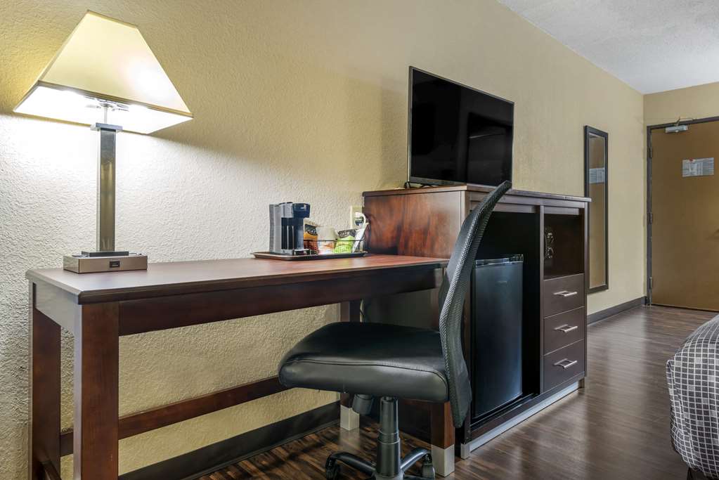Econo Lodge La Crosse North - photo 35