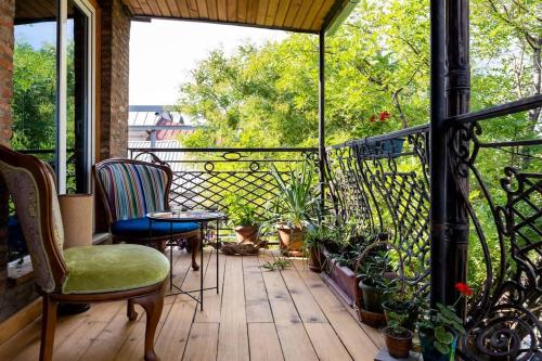 1BR Apt with Dual Terraces & Views By Wehost