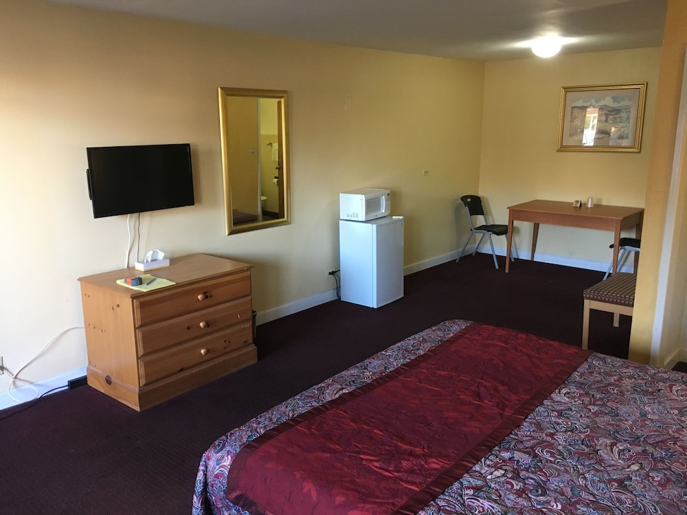 Midway Inn & Suites - photo 9