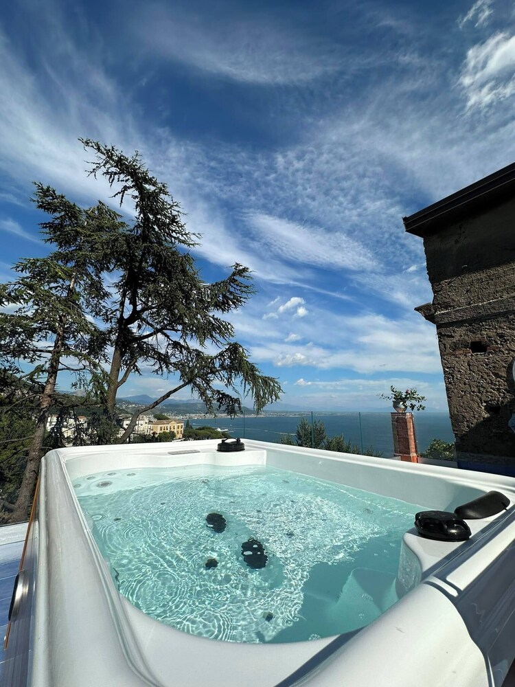 Il Melograno Bed & Breakfast — 4-Star Luxury Hotel in Vietri Sul Mare, Italy