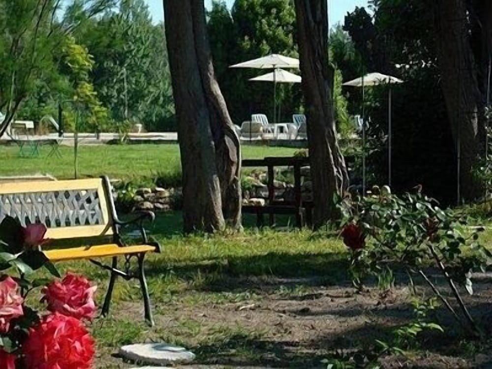 Logis Hôtel le Mas de la Roseraie in Arles, France