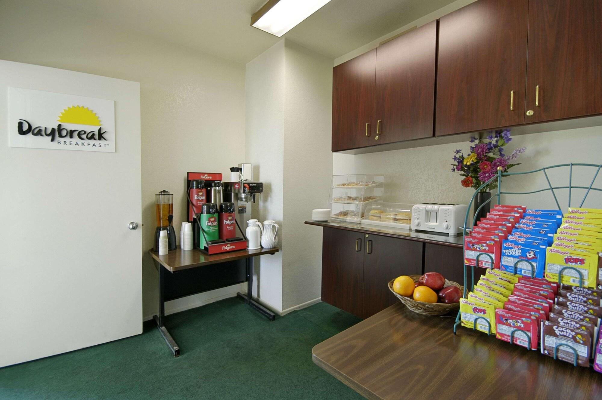 Days Inn by Wyndham Riverside Tyler Mall - photo 16