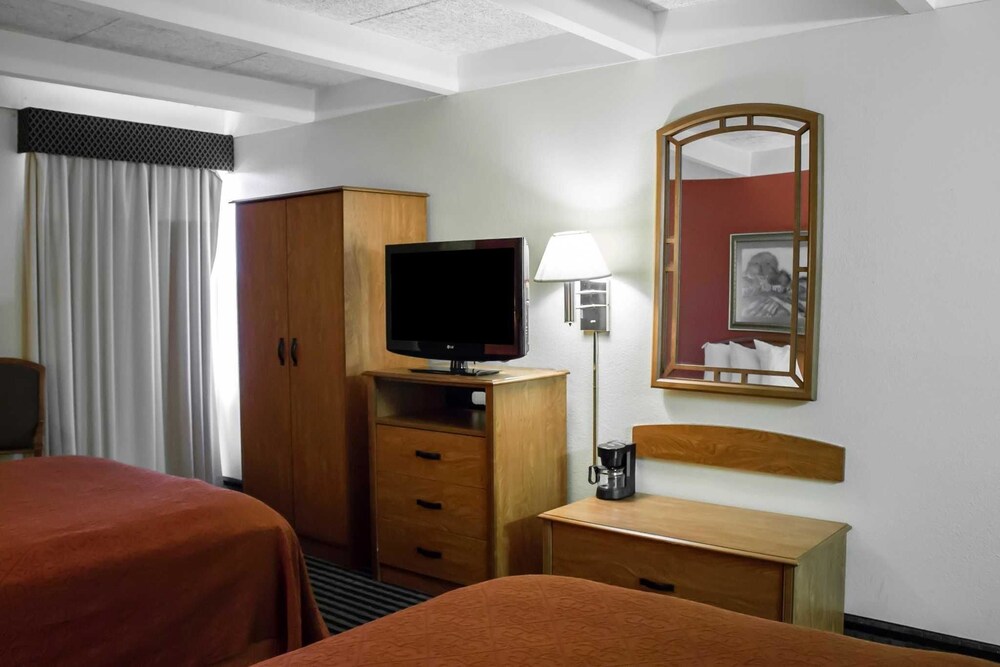 Econo Lodge Wickliffe Cleveland East - photo 27