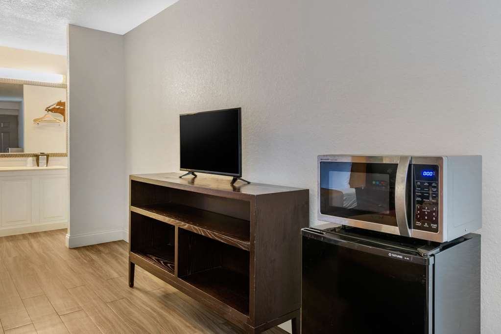 Econo Lodge Airport at RJ Stadium - photo 12