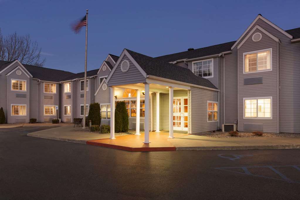 Microtel Inn by Wyndham Albany Airport - photo 2