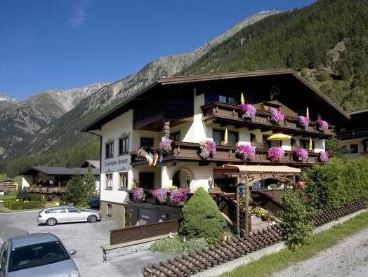 Tirolerheim Grüner - carbon neutral hotel in Soelden