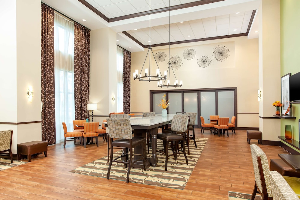 Hampton Inn & Suites Niles Warren - photo 2
