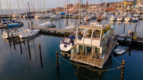 Hausboot Canoga - carbon neutral hotel in Laboe