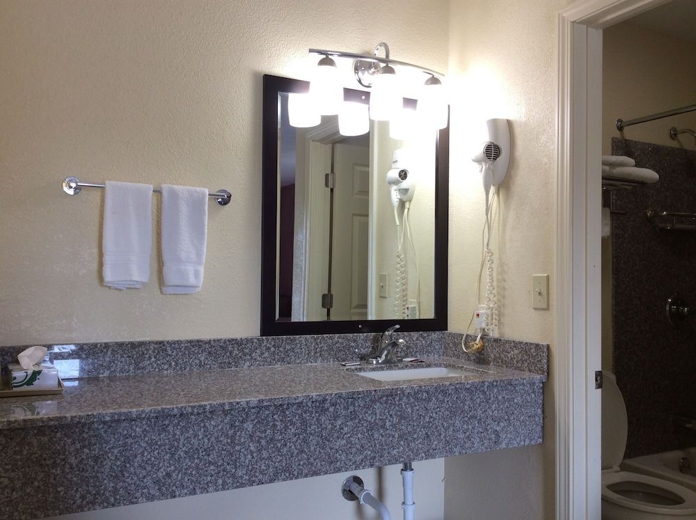 Westwoods Motel - photo 13
