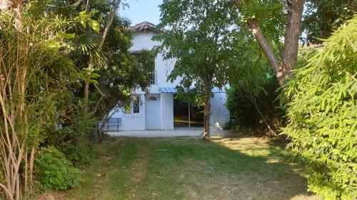 La Petite Bicoque Au Fond Du Jardin in Quillan, France