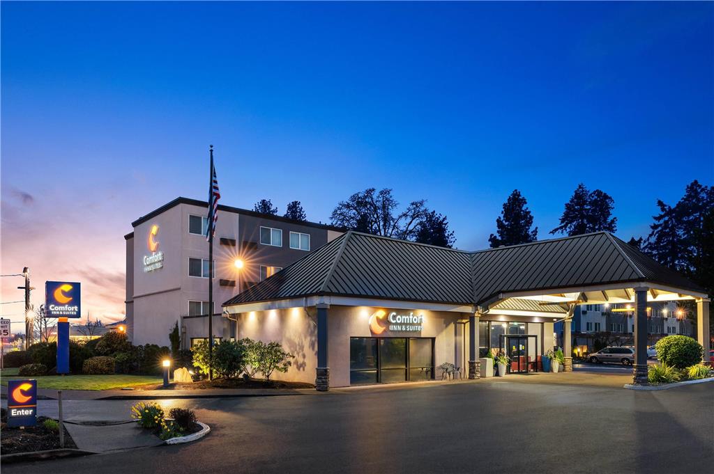 Comfort Inn & Suites Beaverton Portland West - carbon neutral hotel in Beaverton