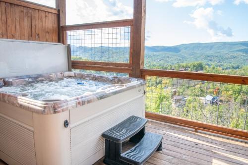 Hilltop Hideaway by Avada Properties — 4-Star Luxury Hotel in Sevierville, United States