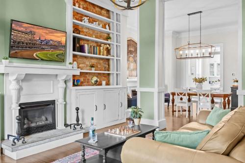 Elegant Manor W Private Yard Modern Amenities — Louisville
