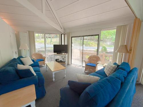 Treetop 3BD3BADeckPoolsGrillDock Sleeps 8PP — 4-Star Luxury Hotel in Four Seasons, United States