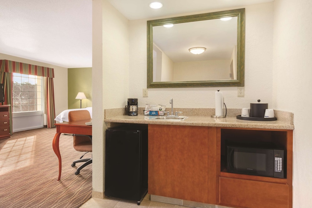 Hampton Inn & Suites Greenfield - photo 23