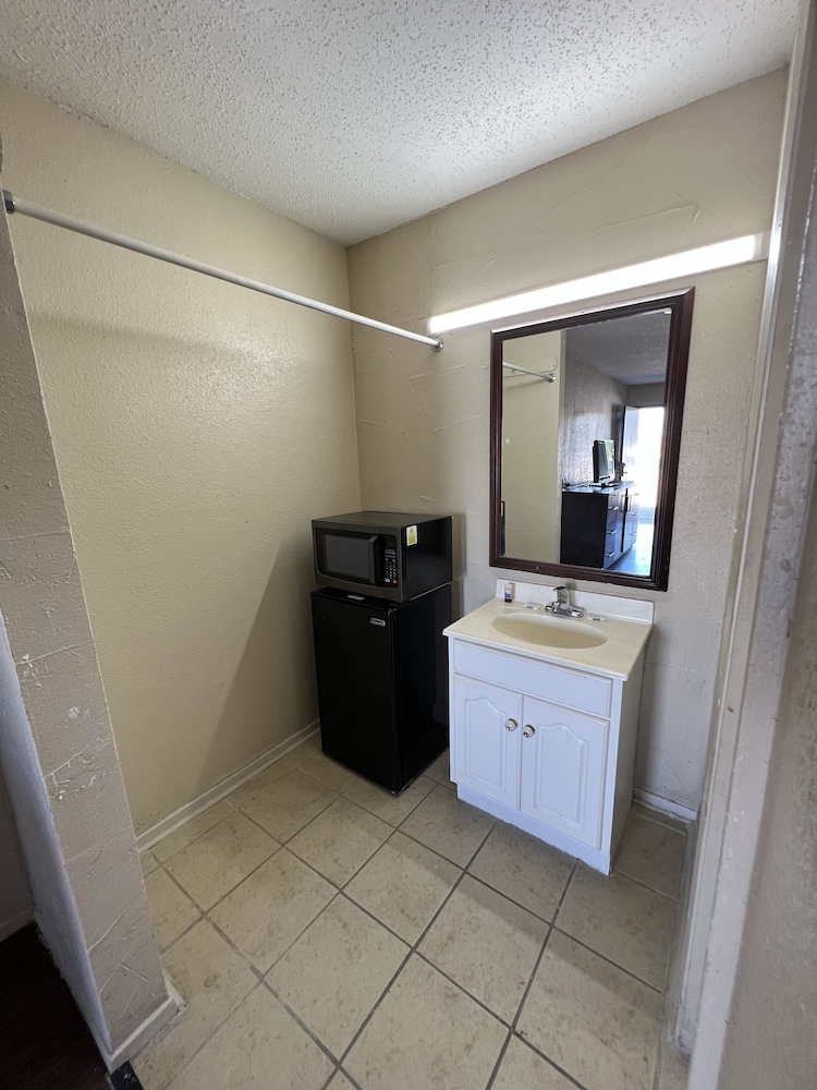 Great Western Inn & Suites - photo 9