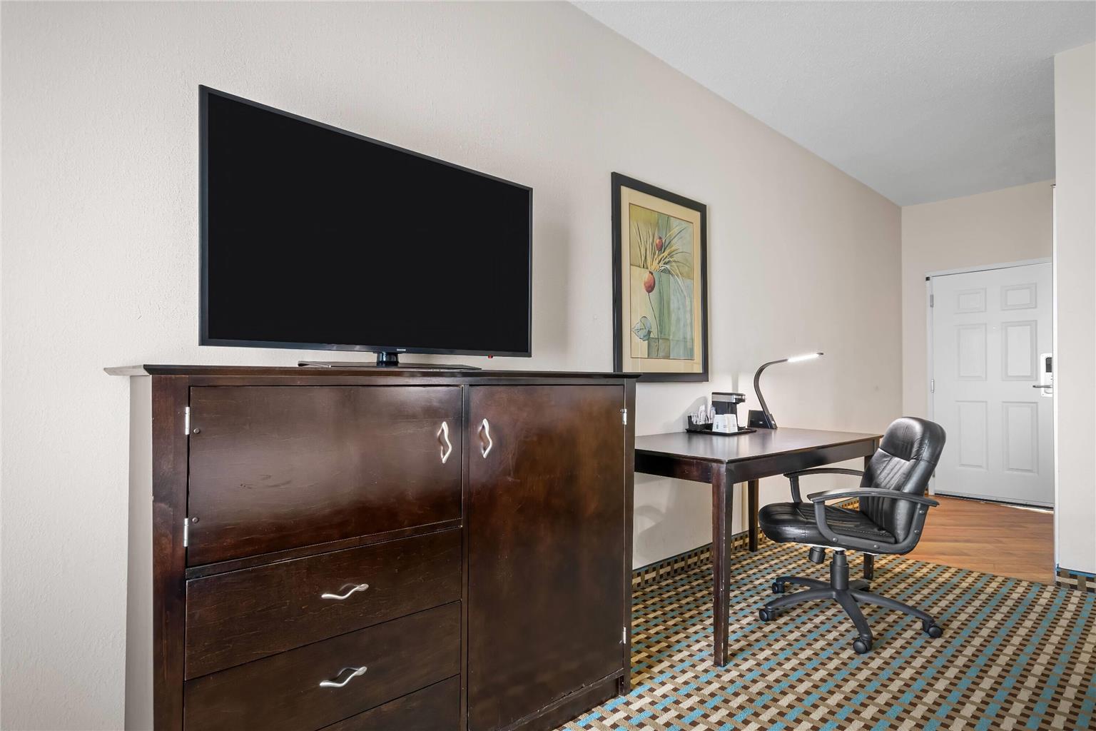 La Quinta Inn & Suites by Wyndham Stonington Mystic Area - photo 18