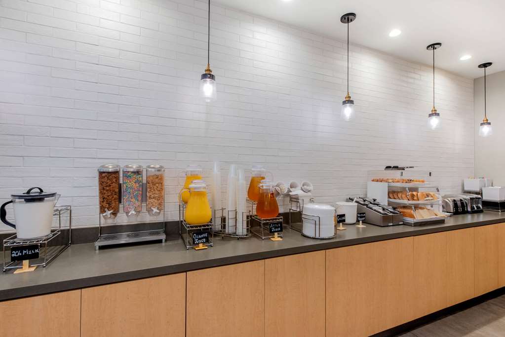 La Quinta Inn & Suites by Wyndham New Orleans Downtown - photo 63