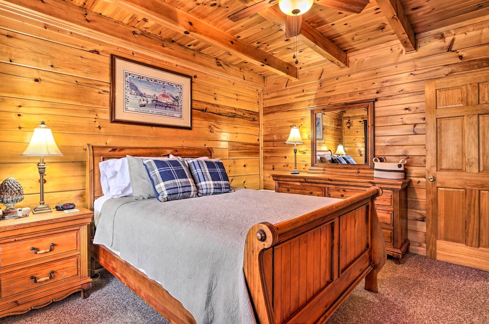Homey Sevierville Cabin with Deck Near Pigeon Forge — 4-Star Luxury Hotel in Sevierville, United States