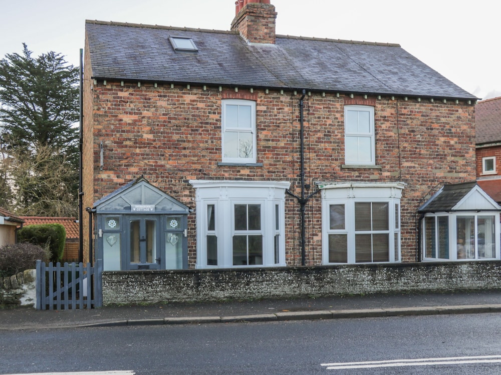 Brinkburn Cottage — 4-Star Luxury Hotel in Scarborough, United Kingdom