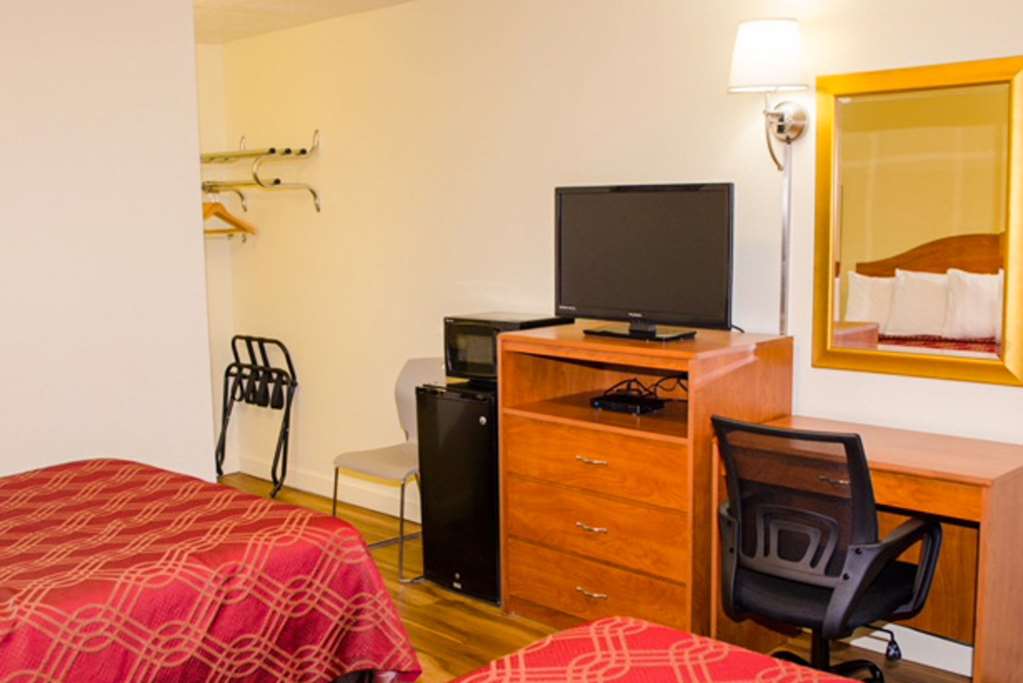 Econo Lodge Albuquerque East - photo 12