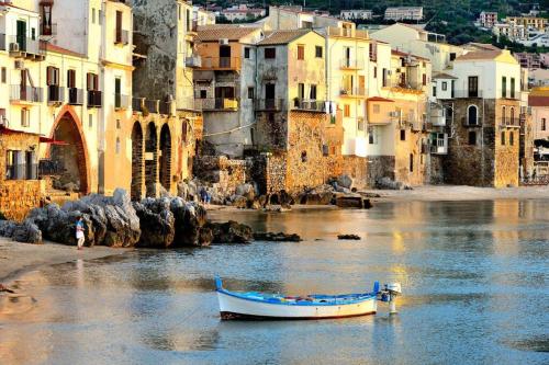 LavatoioFlats Casa sul mare e sul lavatoio medievale a Cefalù — 4-Star Luxury Hotel in Cefalu, Italy